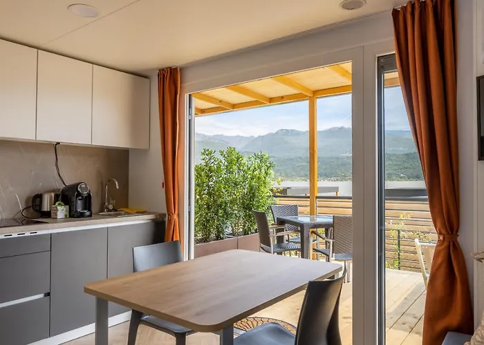 מלון דירות Maggiore Bay 4*