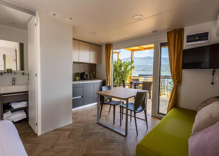 מלון דירות Maggiore Bay 4*